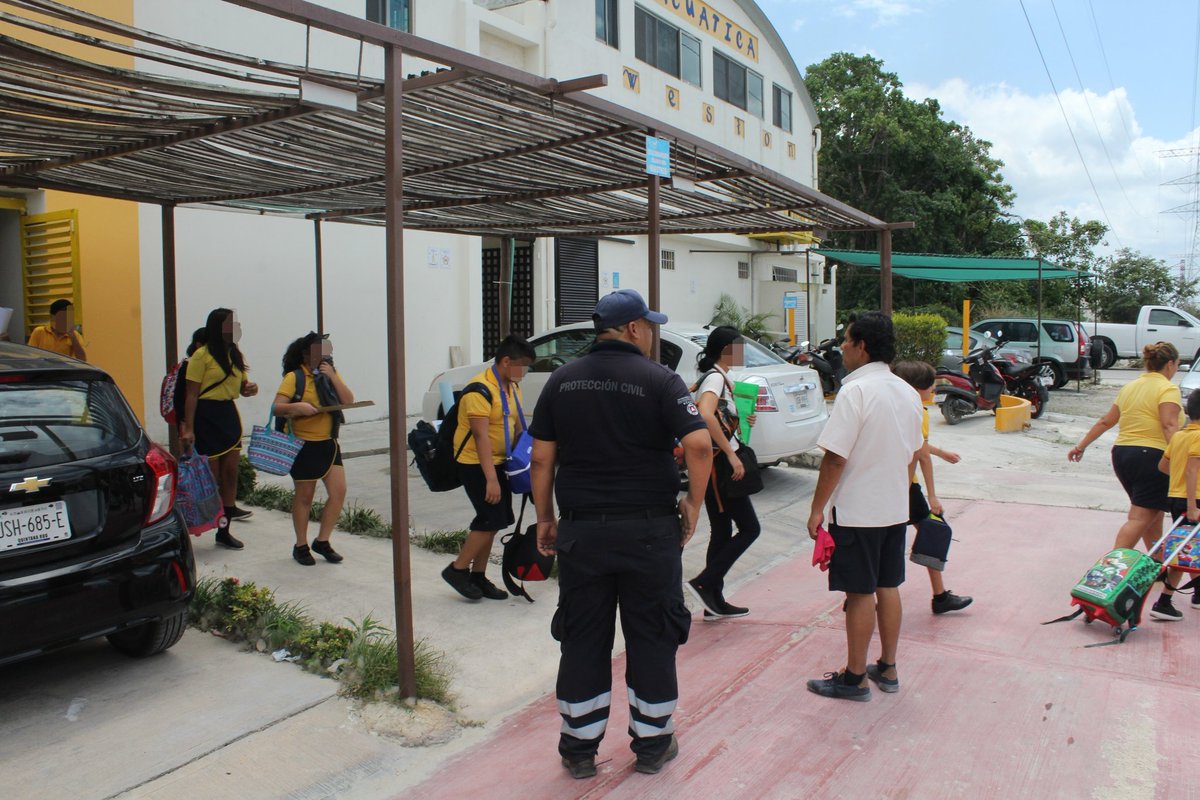 PcyBomberosSoli's tweet photo. Personal de Protección Civil ejecutó la evaluación y acordonamiento de la escuela Weston debido a un conato de incendio de maleza sobre la avenida federal, al momento  Bomberos ya controló el fuego y no de reporta ningún herido. https://t.co/Klh1SaIbJH