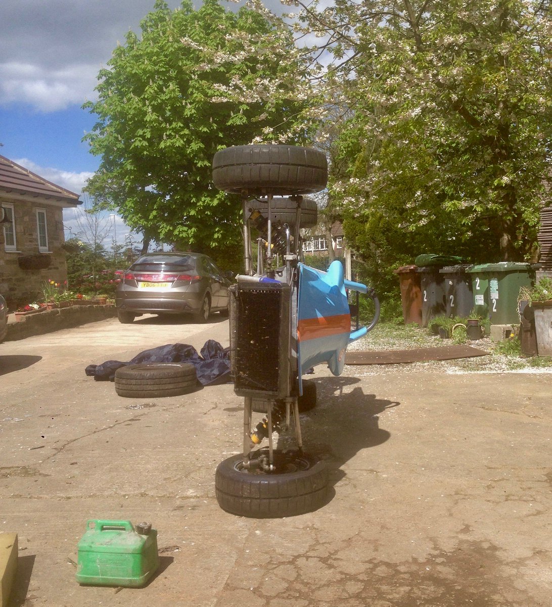 benjaminhopton's tweet photo. How to clean those hard to reach areas! #FF1600 #FormulaFord #RF80 #Motorsport #Racing #RacingCar #Car #Croft @HoFF1600 https://t.co/M9SlUModWT