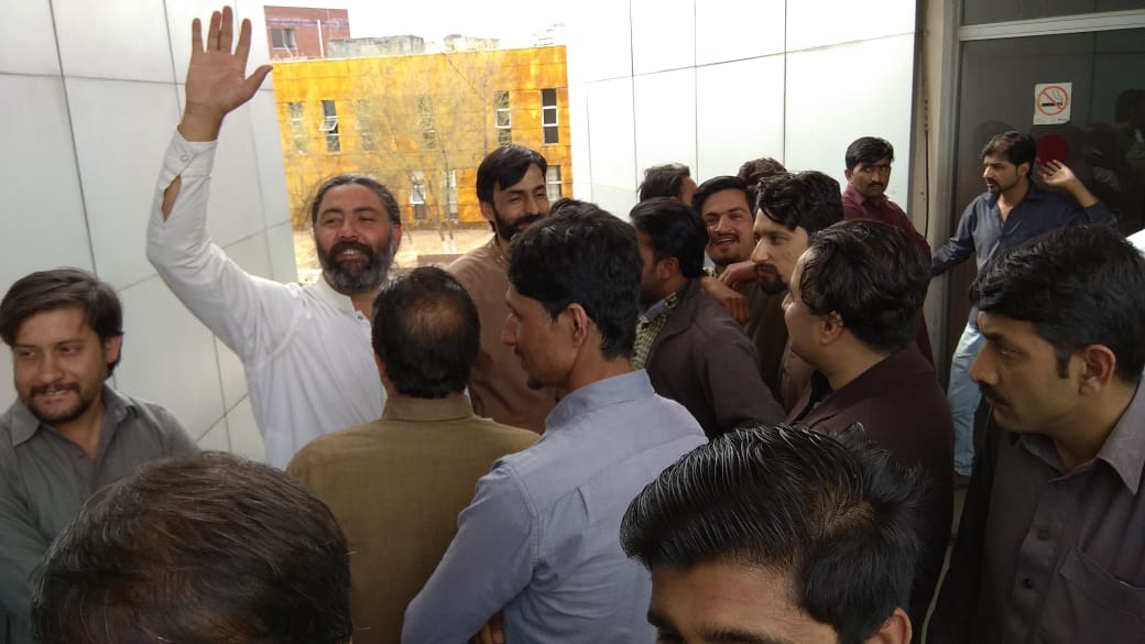 Apdava1's tweet photo. گذشتہ روز آر ٹی سیکرٹری اسلام آباد کے آفس میں  @uber کے نمائندہ کے ساتھ میٹنگ کا ایک اور دور چلا جس میں اوبر کے حسن ارشد صاحب موجود نہ تھے. اور نمایندہ سٹاف کے پاس ان سات پوائنٹس (مطالبات) کا جواب موجود نہ تھا. @SafeeShah @MahdiHa88815326 https://t.co/wZVaALhiOb