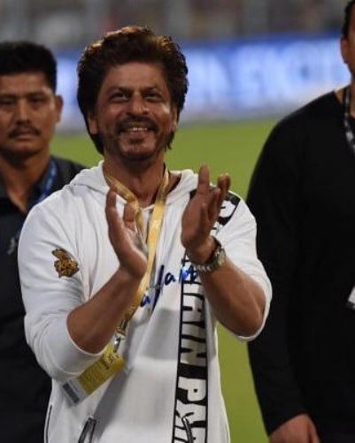 teamsrkfc's tweet photo. [Pics]: King Khan winning hearts of crowds after an amazing show by #KKR.

@iamsrk @KKRiders @lionsdenkxip #KKRvKXIP https://t.co/rDSWF7rgHC