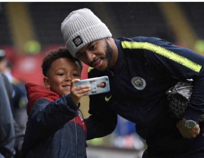 hayl05's tweet photo. All these walls that keep us from loving each other as one family or one race - racism, religion, where we grew up, whatever, class, socioeconomic - what makes us be so selfish and prideful, what keeps us from wanting to help the next man. @sterling7  my idol https://t.co/SmX0h0eCRY