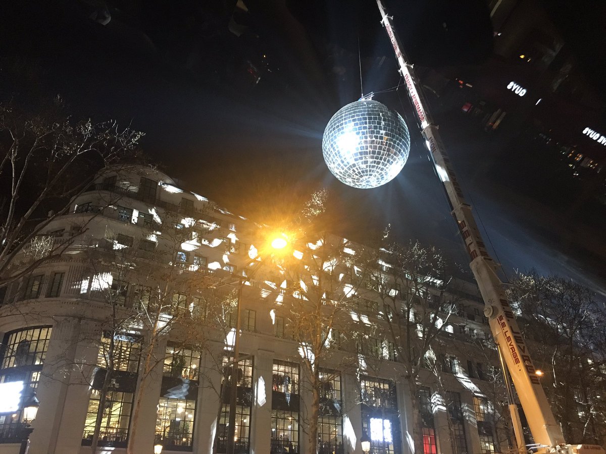 CaretteJ's tweet photo. New #Galaf @AvChampsElysees https://t.co/6ZvOLCIUcU