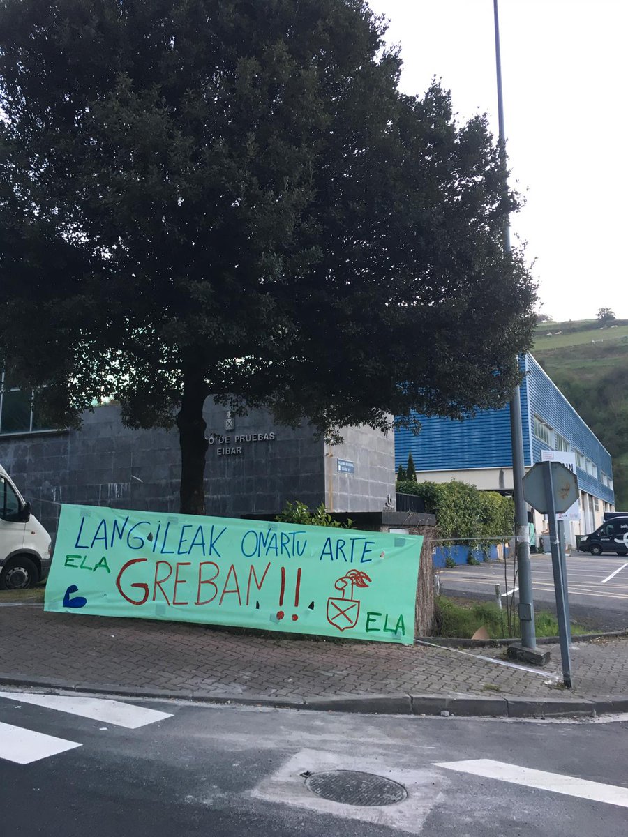 ELADeba_'s tweet photo. 5. @Greba eguna #BOPEn , #BancoOficialdePruebasdeArmasdeFuego de #Eibar. Pankartetan adierazten den bezala, #LangileakOnartuArte ez dugu etsiko. #jotakeirabaziarte . #AsociacionArmera k ez dauka zerikusirik kaleratzeekin?? https://t.co/yXNebosj3I