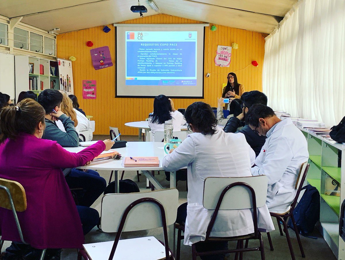 PACEUBB's tweet photo. En cada liceo de nuestra red se desarrolla el primer taller docente del año #PACEUBB 👬👭👫 En esta oportunidad estamos en el #LiceoYobilo 🚢 🌊
#ProgramaPACE #Coronel #UBB https://t.co/ENkkpokmKZ