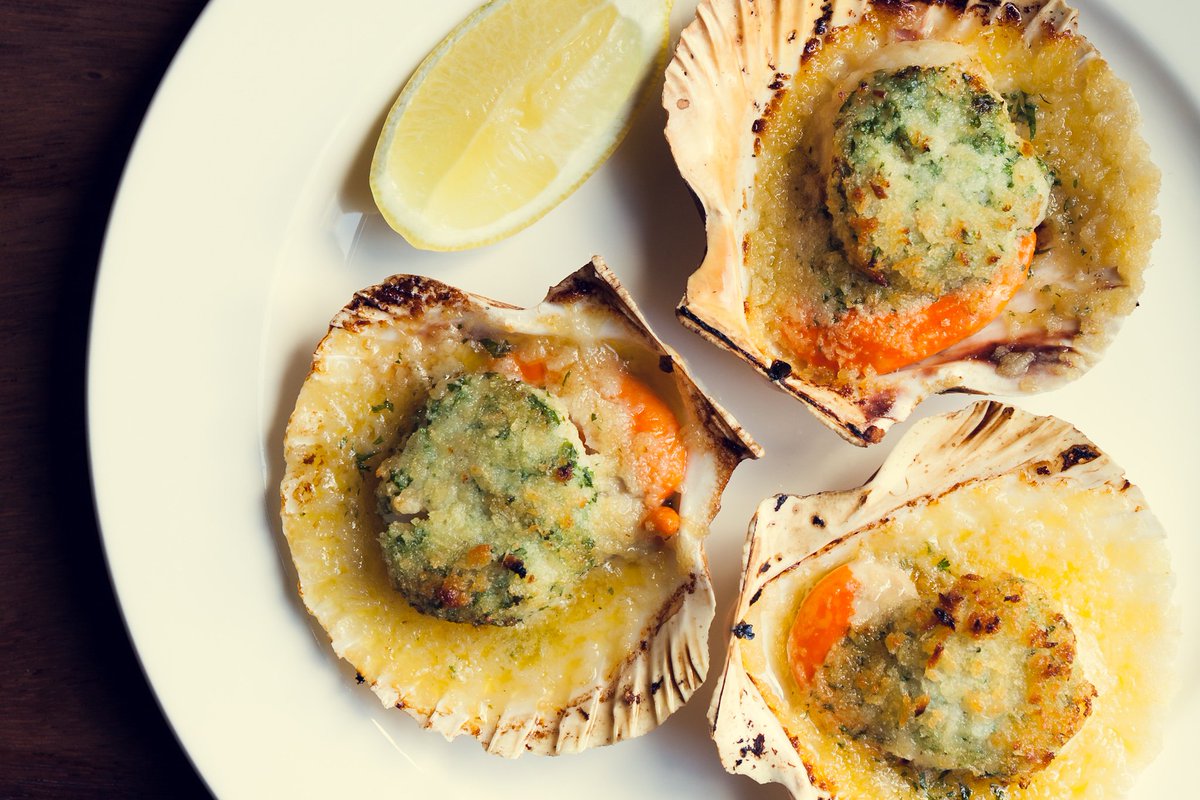 HawksmoorTweets's tweet photo. Charcoal roasted scallops, sourced from British coastlines, with white port, garlic and topped with breadcrumbs. The recipe is in our cookbook, Restaurants & Recipes if you want to try them at home!
#recipe #cookbook #hawksmoorcookbook #roastedscallops #cooking #chefmode https://t.co/gQLTVaYHTW
