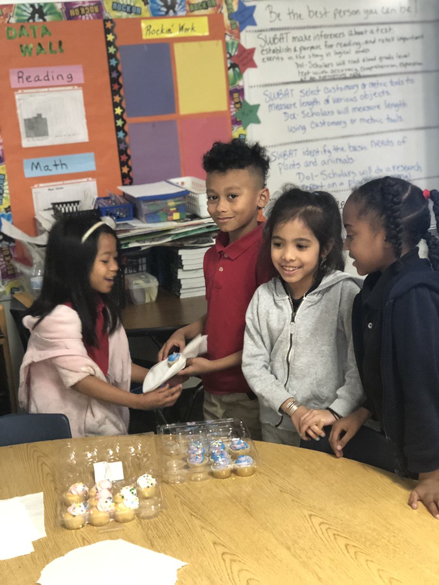 kinthomas2's tweet photo. Voted “Class President” and making good on her campaign promise of giving her classmates cupcakes if elected!!!! Great Job Kelly!!!! @ChisdHighpointe @Mrs_Miller78 @tammiew15 https://t.co/6Gw6g4vuGm