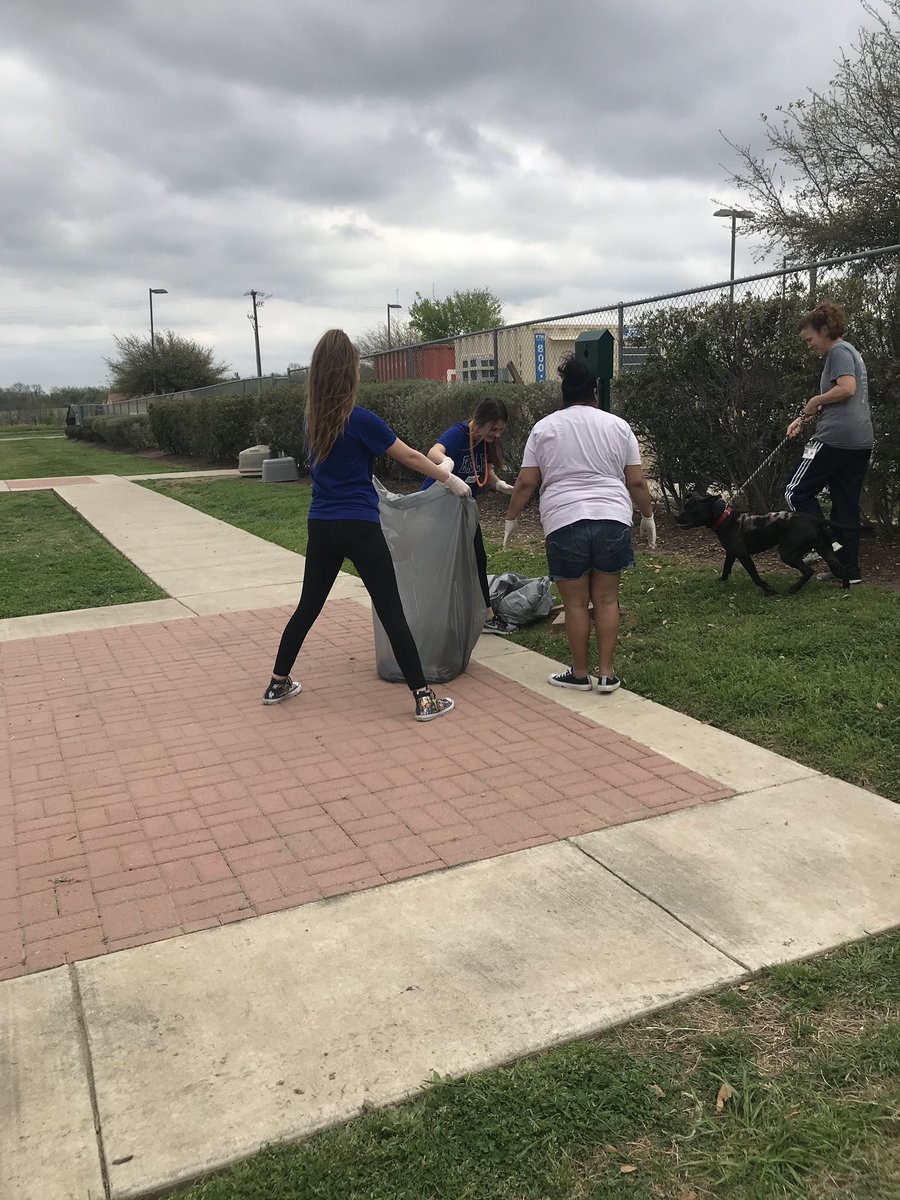 BenoldC's tweet photo. #bmscheer helping clean up the animal shelter! #communityservice2019 https://t.co/3b5opV7TNp