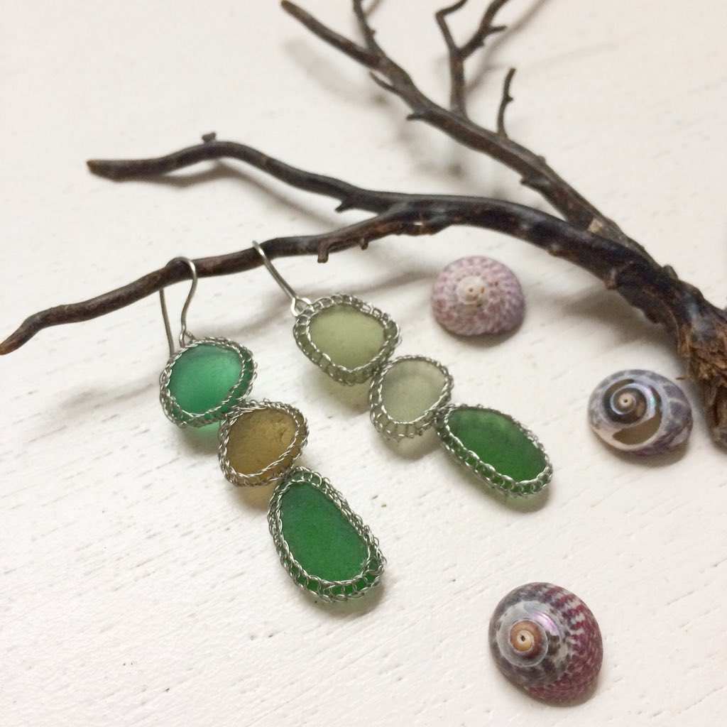 BSPahoy's tweet photo. I’ve been experimenting with delicate wire weaved bezels to set my sea glass and pottery @HandmadeHour #handmadehour available in my @folksy shop https://t.co/vv3cTvbt14 #brighton #seaglass #feelingfolksy https://t.co/dD1JcXUt6G