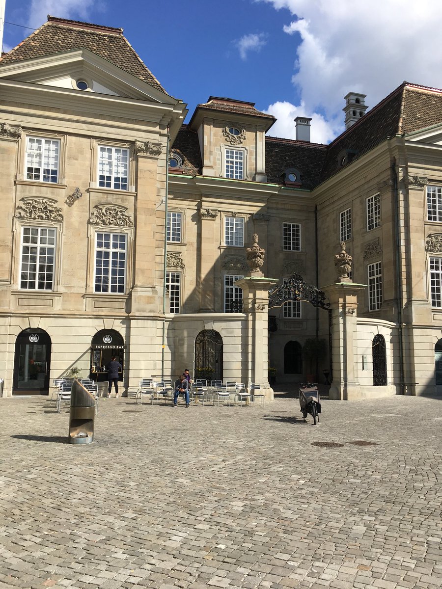 andrearomansorg's tweet photo. C‘est chic. Neue Cafébar #vicafe am Münsterhof in Zürich. https://t.co/OjYwLU7KhH