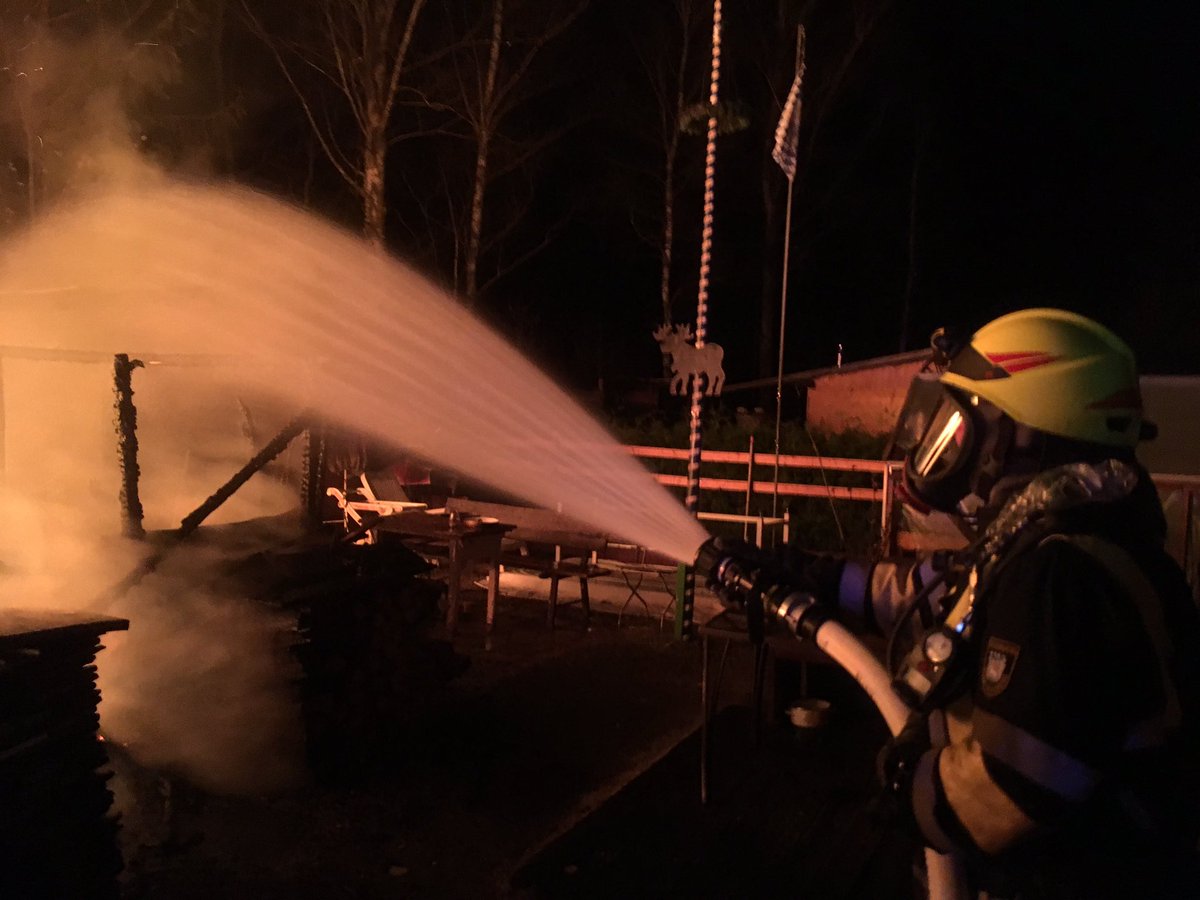 FFP112's tweet photo. #Feuerwehr #Penzberg - 27.03.19 - Brand Gartenhütte Update https://t.co/e2pXEgWIZs
