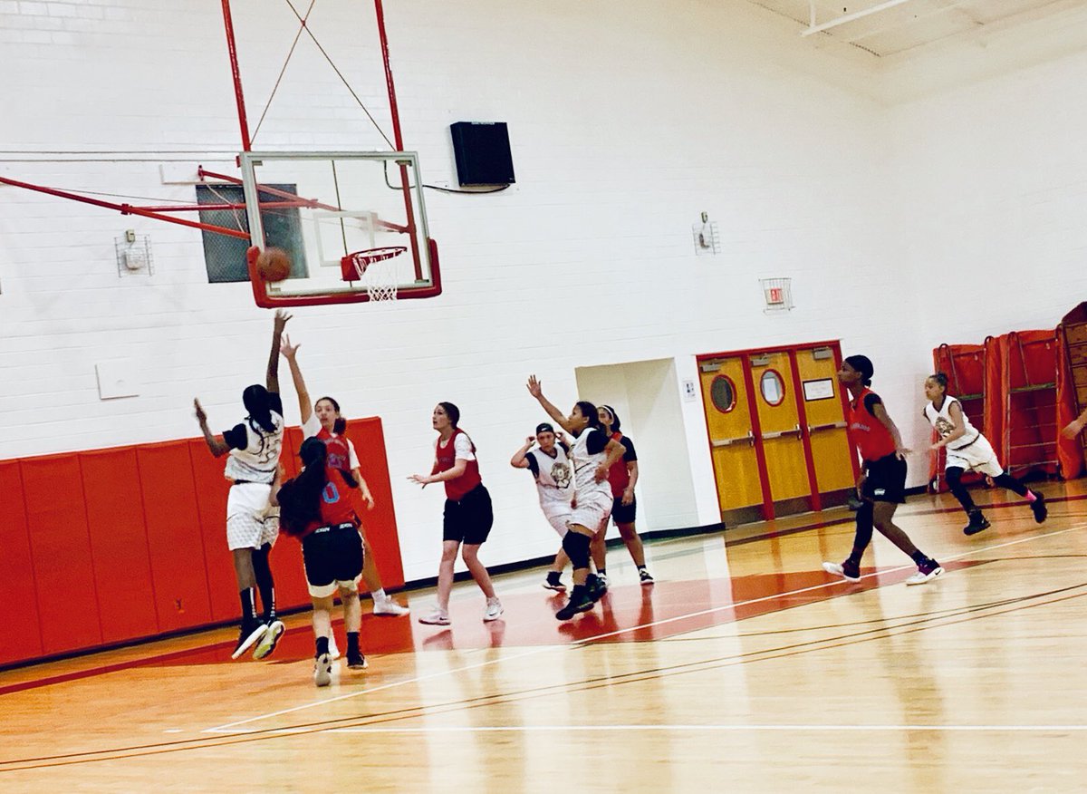 SouthTexasHoops's tweet photo. SouthTexasHoops Spring League Powered by Under Armour: Tuesday / Tx Tornadoes vs Lady Hoops
UATexas #UAHoops #IWILL https://t.co/fOZarhru9d