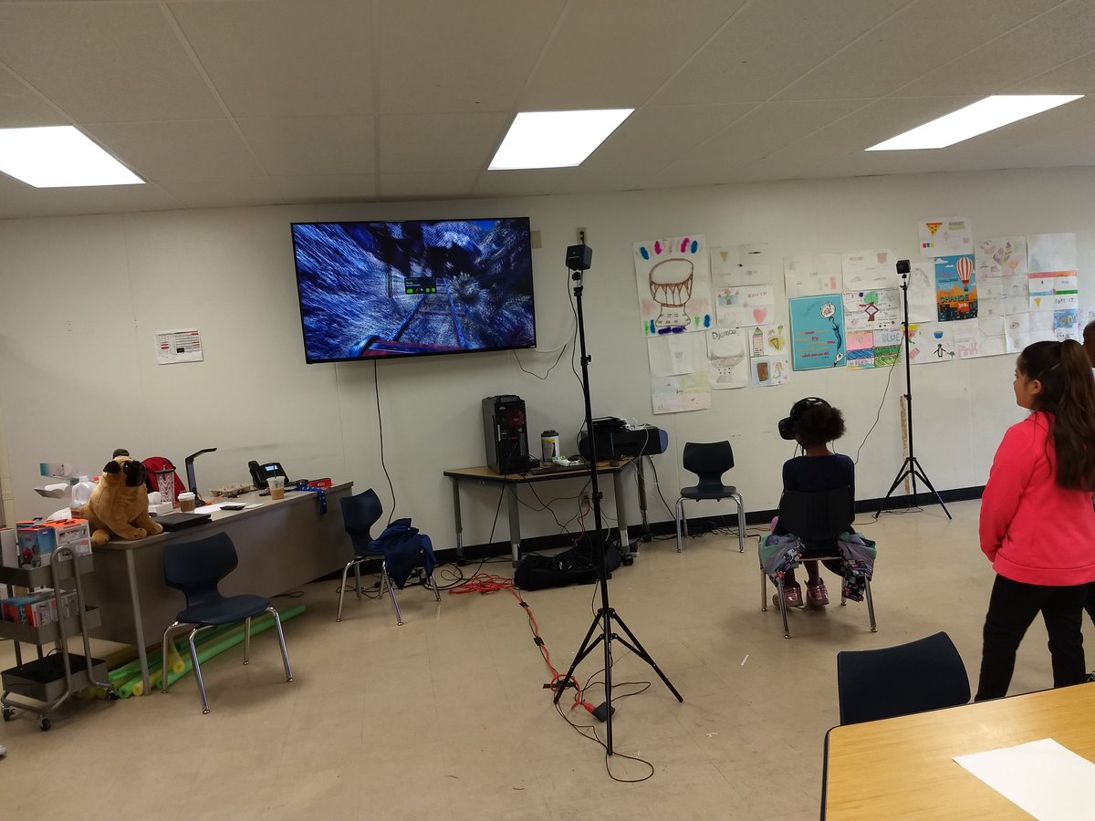 NorthieMum's tweet photo. VR Wednesday and @makeymakey ♥️♥️ #FSUSDVR #DoverESY https://t.co/9V1znwDhPT