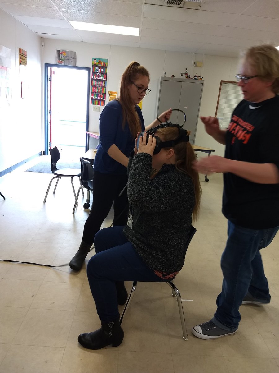 NorthieMum's tweet photo. VR Wednesday and @makeymakey ♥️♥️ #FSUSDVR #DoverESY https://t.co/9V1znwDhPT