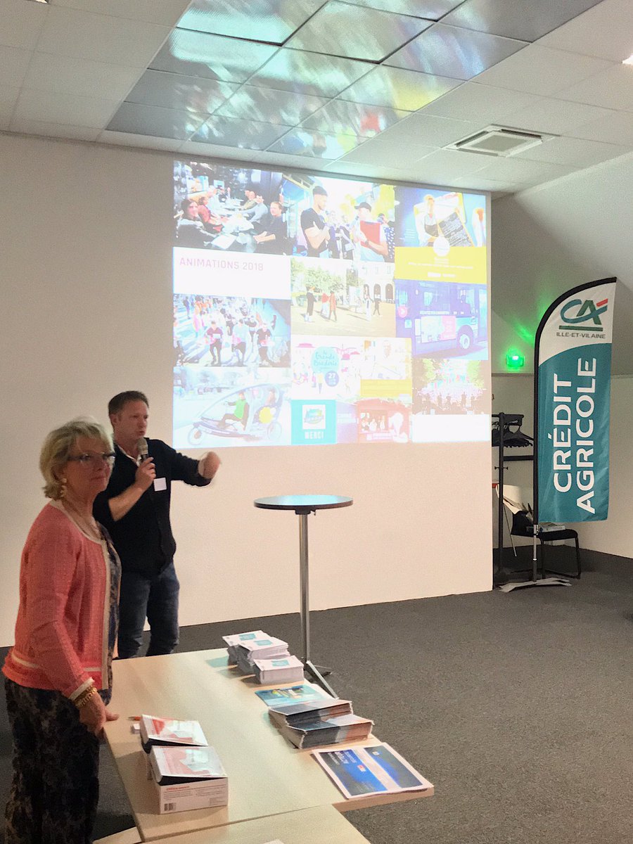 CarreRennais's tweet photo. Après une présentation des animations 2018 par Yann Guillery, Charles Compagnon présente les Grands Projets de l’année 2019 et notamment la Course de Garçons de Café dans moins d’1 mois et la Grande Braderie en juin. #Rennes #AG #CDGC #UrbanTrail #GrandeBraderie https://t.co/sQ23iM8kr2