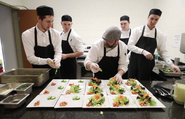 CalTimes's tweet photo. Students from California University of Pennsylvania’s PGM program finished their 6-week course in food & beverage management by cooking and serving a dinner & desserts to members of Cal U. #ProfessionalGolfManagement #caluofpapgm #avifoodsystems 📸CalTimes https://t.co/xn9zoVMa41