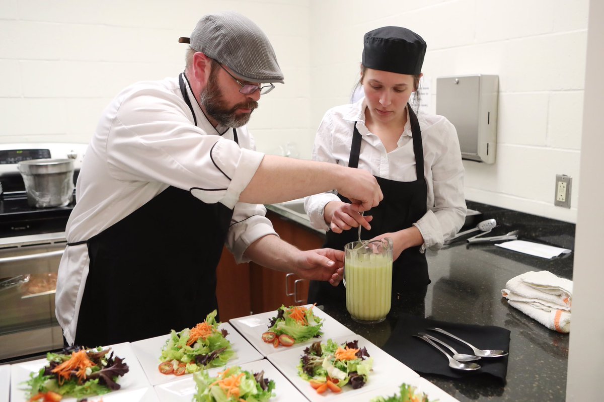 CalTimes's tweet photo. Students from California University of Pennsylvania’s PGM program finished their 6-week course in food & beverage management by cooking and serving a dinner & desserts to members of Cal U. #ProfessionalGolfManagement #caluofpapgm #avifoodsystems 📸CalTimes https://t.co/xn9zoVMa41