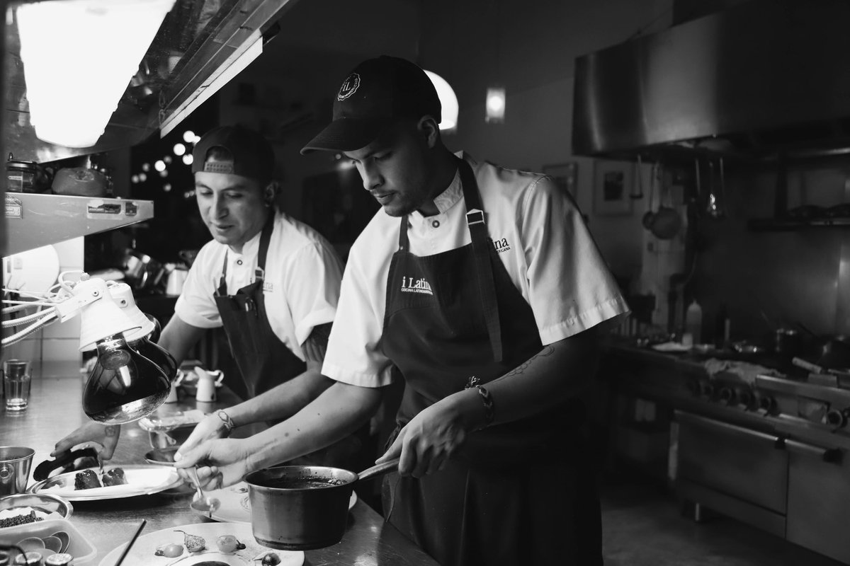 ¡Nuestra cocina es trabajo en equipo, pero no sólo eso, somos una gran familia latinoamericana!
#ilatinabue #latinfood #travelbuenosaires #latinamerican #bestrestaurants #buenosaires #chefs #equipoilatina