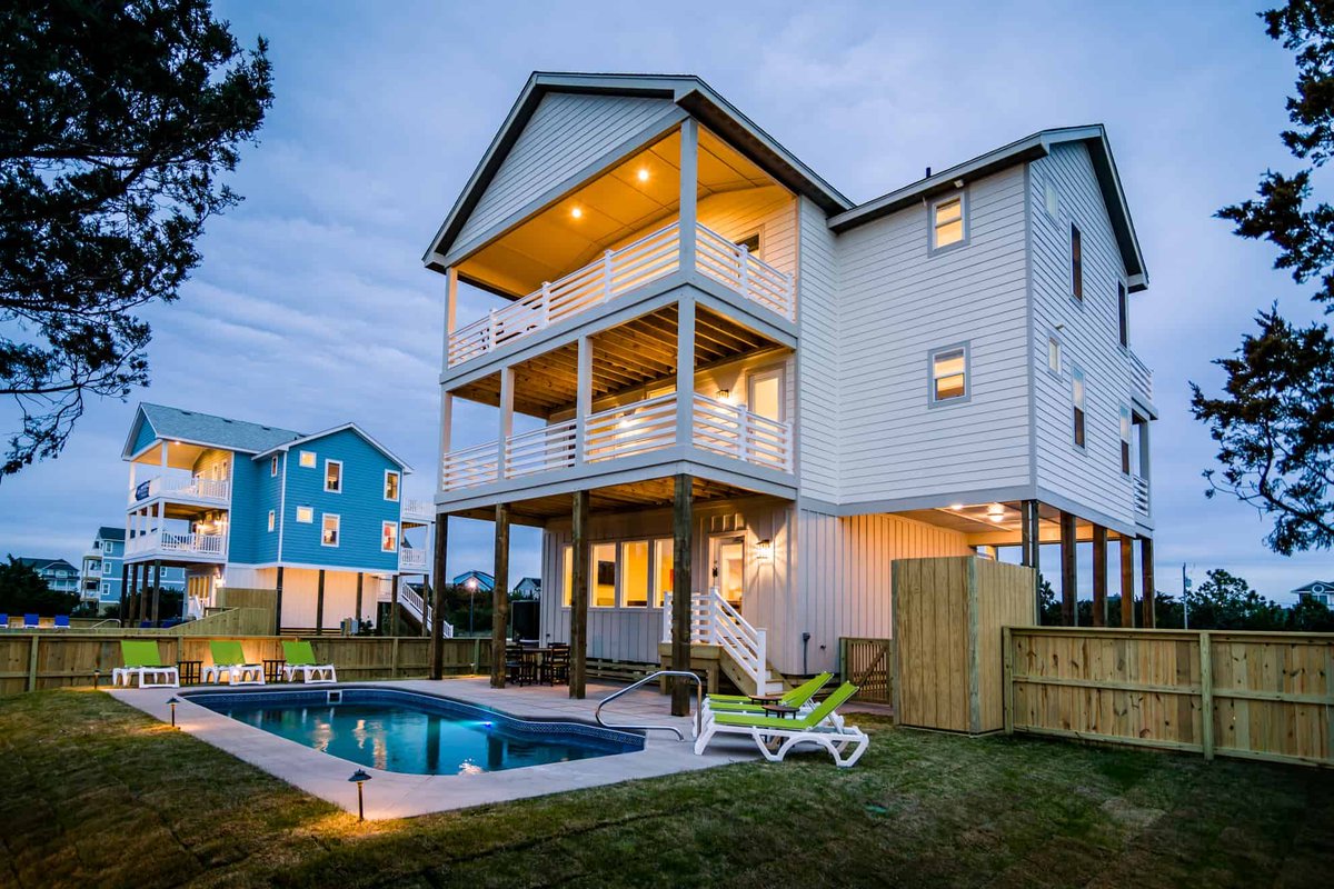 Lunasea in Tarheel Shores, a 6 bedroom that feels like its own private resort!

Brand new photos are up now on keesouterbanks.com. Go sea why you'll love staying here 😁 

#KEES #Salvo #sea #FlexStay #hatterasisland #hatteras #OBX
