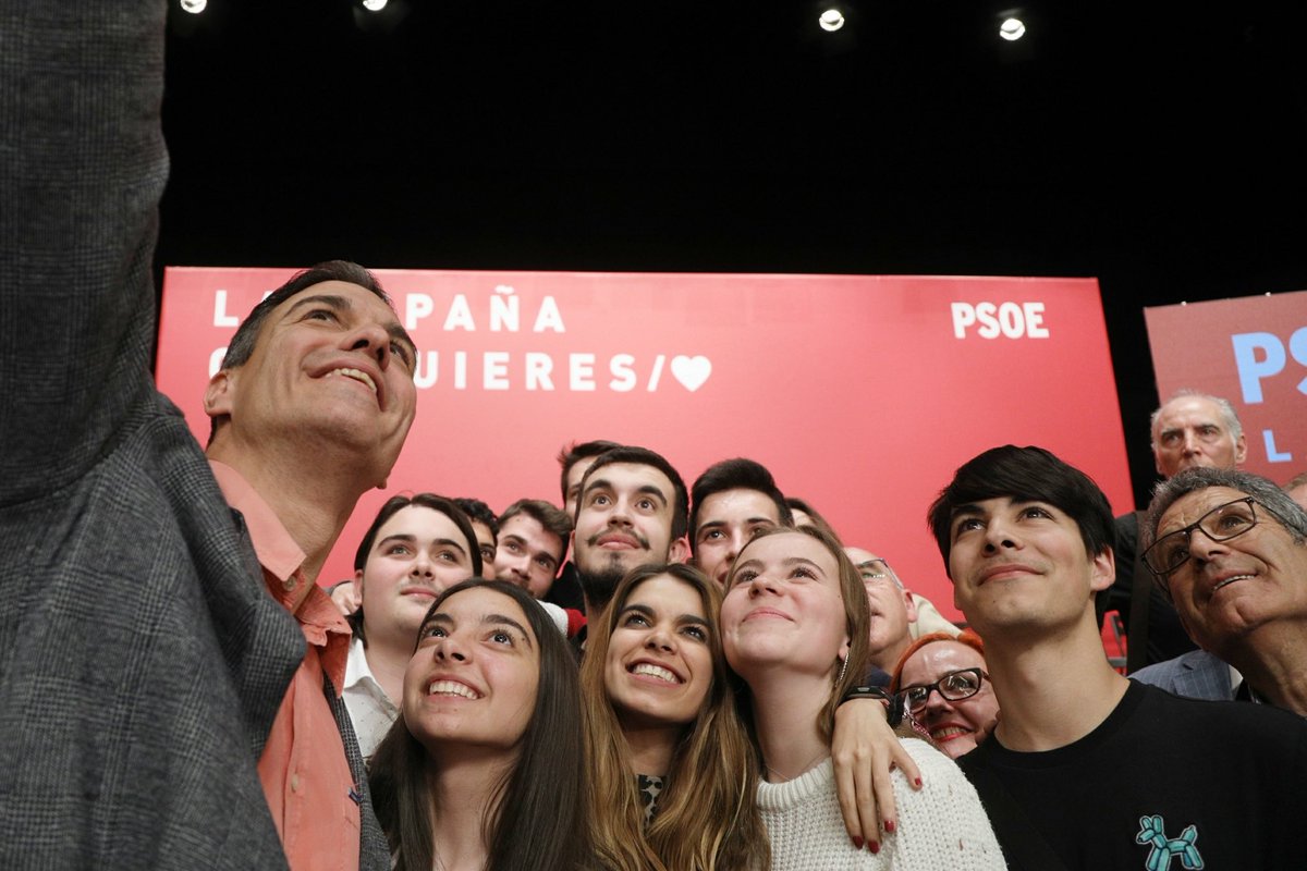 sanchezcastejon's tweet photo. Los socialistas tenemos 110 medidas de futuro. Otros sólo tienen una idea: llevar a España al pasado, a la involución. Lo que le molesta a la derecha es que estamos abriendo camino, demostrando que otra España es posible.

#110compromisosPSOE para #LaEspañaQueQuieres /❤ https://t.co/UkSAKNrEWU
