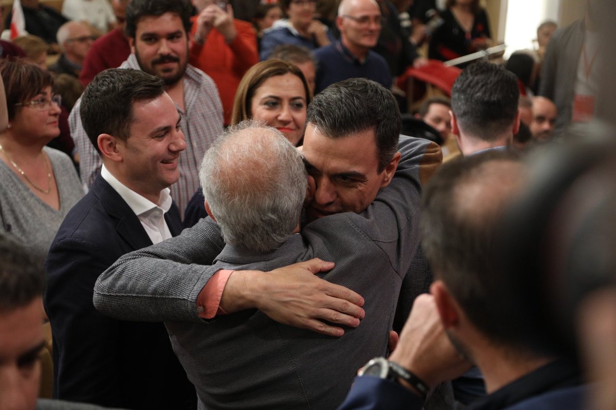 sanchezcastejon's tweet photo. Los socialistas tenemos 110 medidas de futuro. Otros sólo tienen una idea: llevar a España al pasado, a la involución. Lo que le molesta a la derecha es que estamos abriendo camino, demostrando que otra España es posible.

#110compromisosPSOE para #LaEspañaQueQuieres /❤ https://t.co/UkSAKNrEWU