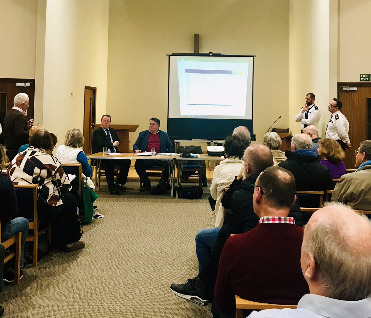 backborwick's tweet photo. #StephenGreenhalgh @team_greenhalgh #AndrewBrown @HFConsCllrs  busy public meeting on #Policing and #Crime in @Fulham with local police @MPSHammFul.  Great concern about knife crime and feeling safe on the streets https://t.co/Kry0Gw3yJs