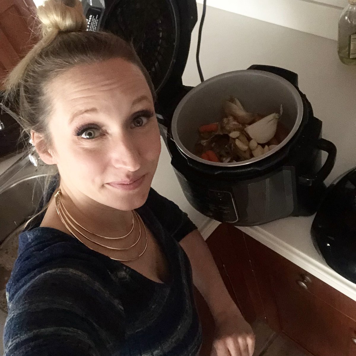 NikkiDinki's tweet photo. Can we talk about how I made LEGIT #CHICKENSTOCK in 1 hour for this week’s @BluebirdandB Challenge?! What #pressurecookermeal has CHANGED YOUR LIFE?! https://t.co/eCuGbQSfSt #meatontheside #bluebirdandblackberries #pressurecookerrecipes #homemadestock #onehourmeals #quickfixmeals https://t.co/YftdxM3F7N
