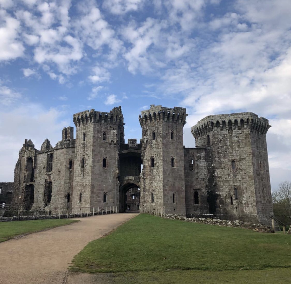 TenonTours's tweet photo. Did you know that Wales is the Castle Capital of the World? 🏴🏰
Here are a few castles that are well worth visiting while on vacation in Wales
#FindYourEpic #CastlesOfWales #Wales #VisitWales #CastleCapital #TTFeaturedDestination #TenonTours #TravelWithTenon #YourTripYourWay https://t.co/r9hMPa6O7D