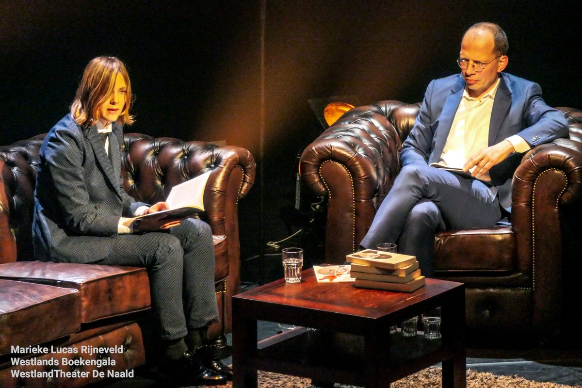 Onder de indruk. Jasper Henderson, presentator van het <a href="/BoekengalaWestl/">Westlands boekengala</a> voert een erg fijn en openhartig gesprek met schrijver / dichter Marieke Lucas Rijneveld, die ook nog ontroerend mooi voordraagt. Terwijl wij ademloos luisteren. Prachtig.