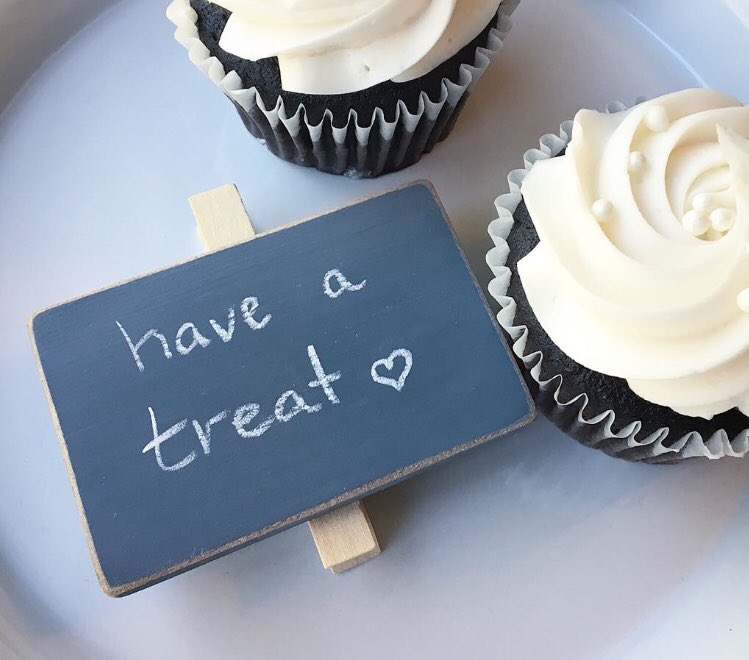 Use the chalkboard clip for a fun way to label food and drinks 🧁🍹#chalkboard #blackboard #chalk #chalkboardart #labels #rusticwedding #organization #organizedhome #modernfarmhouse #countryliving #urbanchic #farmhousechic #etyshop #handmade #kitchendecor  #birthdaypartyideas