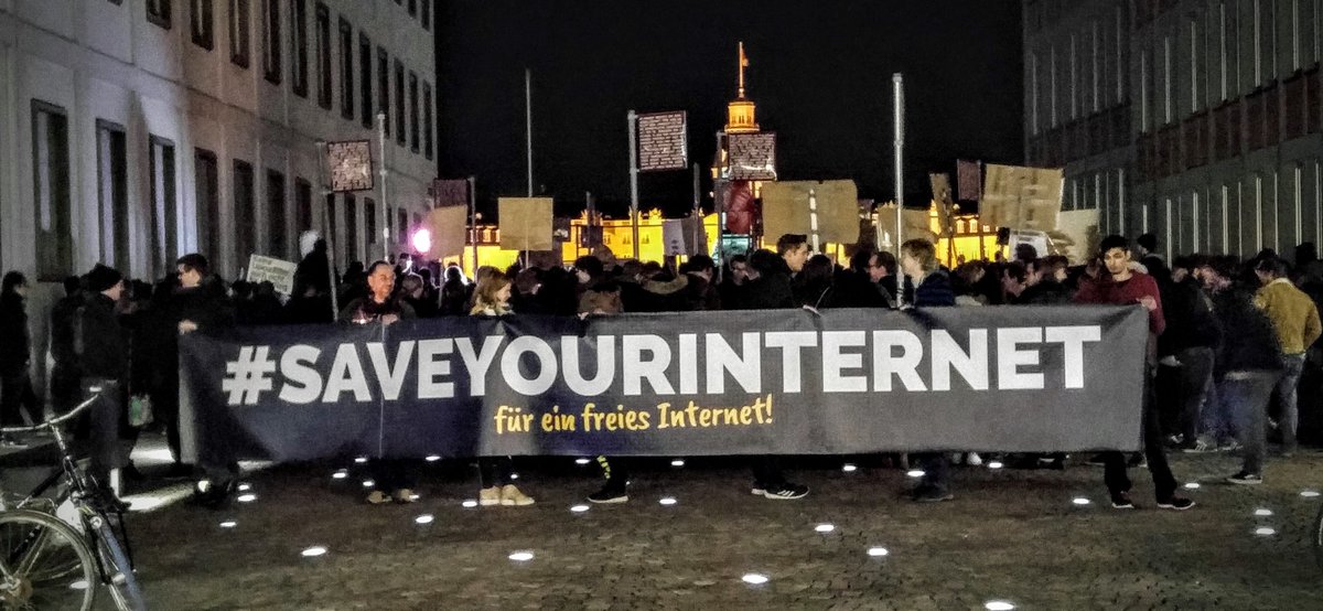 salomon_alex's tweet photo. Spontandemo heute Abend in Karlsruhe gegen #Uplaodfilter bzw. #Artikel13 #Artikel17 - Motto: #NieMehrCDU und noch wichtiger: Ja zur EU, Nein zur 13! #SaveYourInternet #Karlsruhegegen13 https://t.co/uBGLetSinD