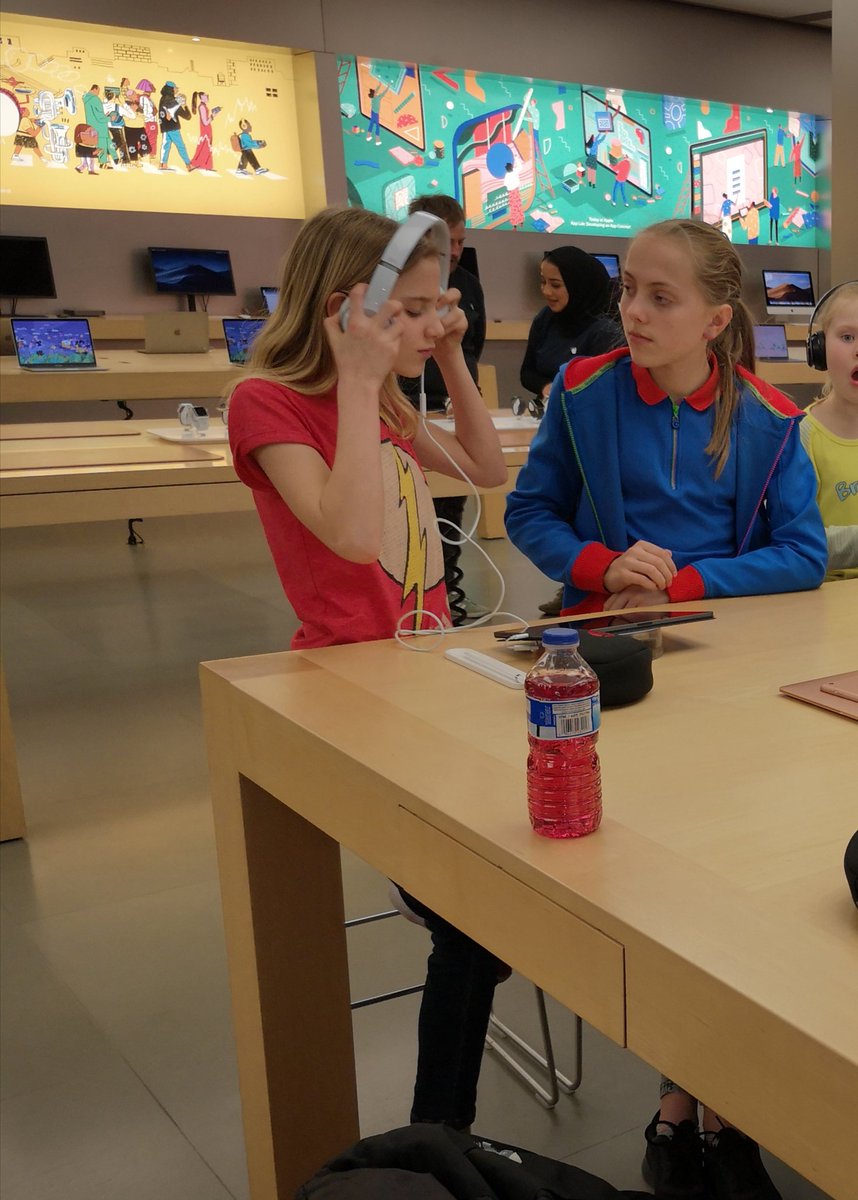 tracybale1's tweet photo. 1st Rogerstone Brownies (+2 guides!) had fun at #applecardiff #appletoday making music https://t.co/W43bh9f1U1