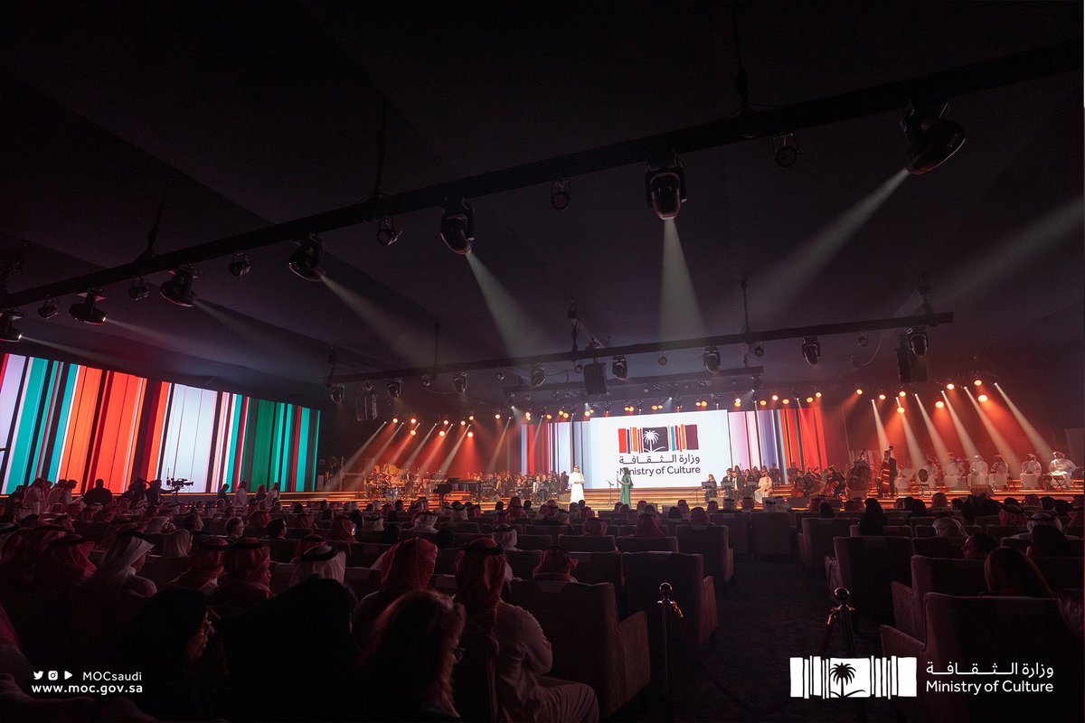 MOCSaudi's tweet image. تتألق فرقة الأوركسترا الآن في رسم ملحمةٍ موسيقيةٍ صاغها الشاعر الأمير بدر بن عبدالمحسن والتي تتداخل فيها أدوات العازفين ونغمات الموسيقى لتعبر بلسان واحد عن الثقافة السعودية الثرية
#ثقافتنا_هويتنا
