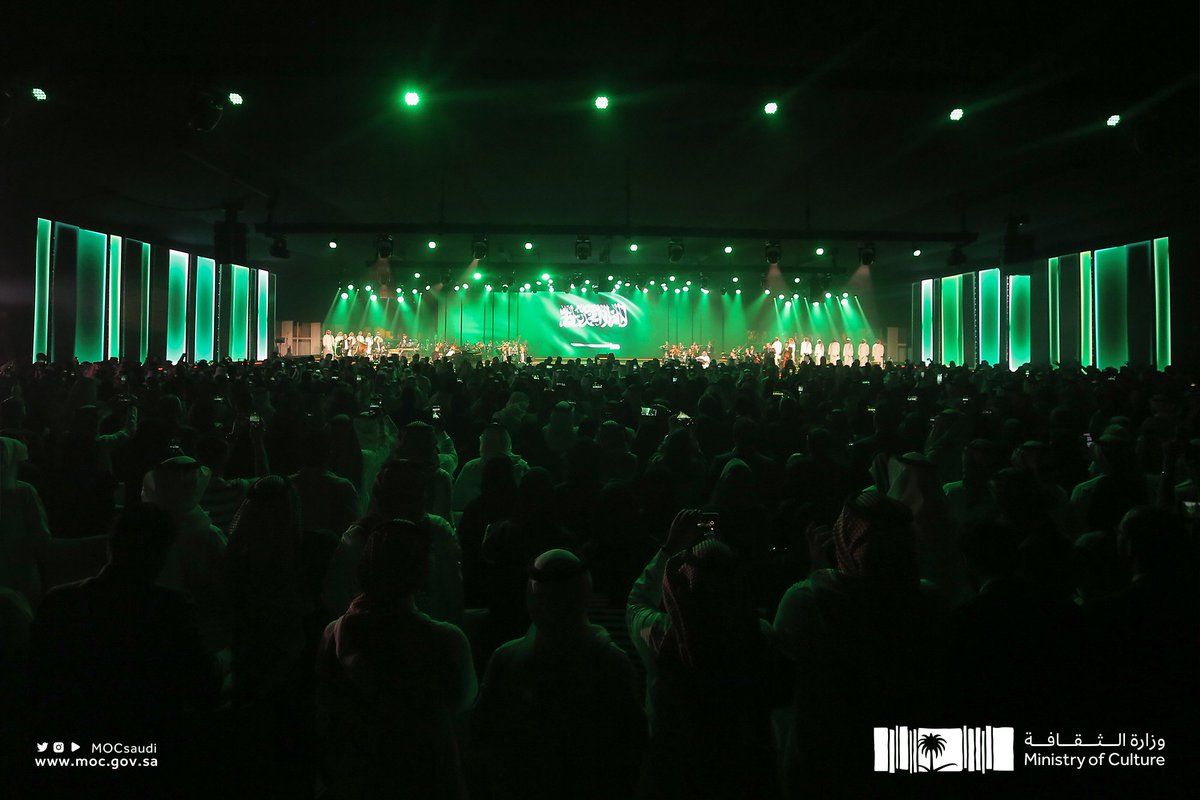 MOCSaudi's tweet image. تتألق فرقة الأوركسترا الآن في رسم ملحمةٍ موسيقيةٍ صاغها الشاعر الأمير بدر بن عبدالمحسن والتي تتداخل فيها أدوات العازفين ونغمات الموسيقى لتعبر بلسان واحد عن الثقافة السعودية الثرية
#ثقافتنا_هويتنا