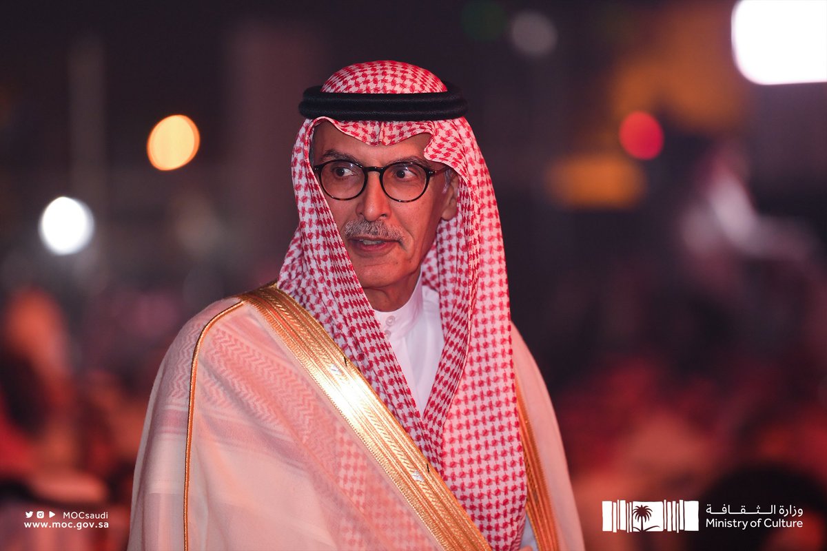 MOCSaudi's tweet image. تتألق فرقة الأوركسترا الآن في رسم ملحمةٍ موسيقيةٍ صاغها الشاعر الأمير بدر بن عبدالمحسن والتي تتداخل فيها أدوات العازفين ونغمات الموسيقى لتعبر بلسان واحد عن الثقافة السعودية الثرية
#ثقافتنا_هويتنا