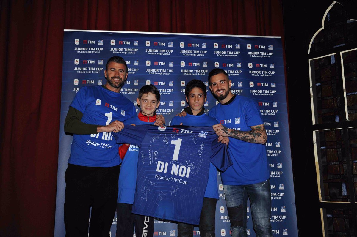 TorinoFC_1906's tweet photo. 📸Presentata la #JuniorTimCup
a Torino insieme a @VittoParigini e @andreabarzagli2 

#SFT https://t.co/V6KwouDmci