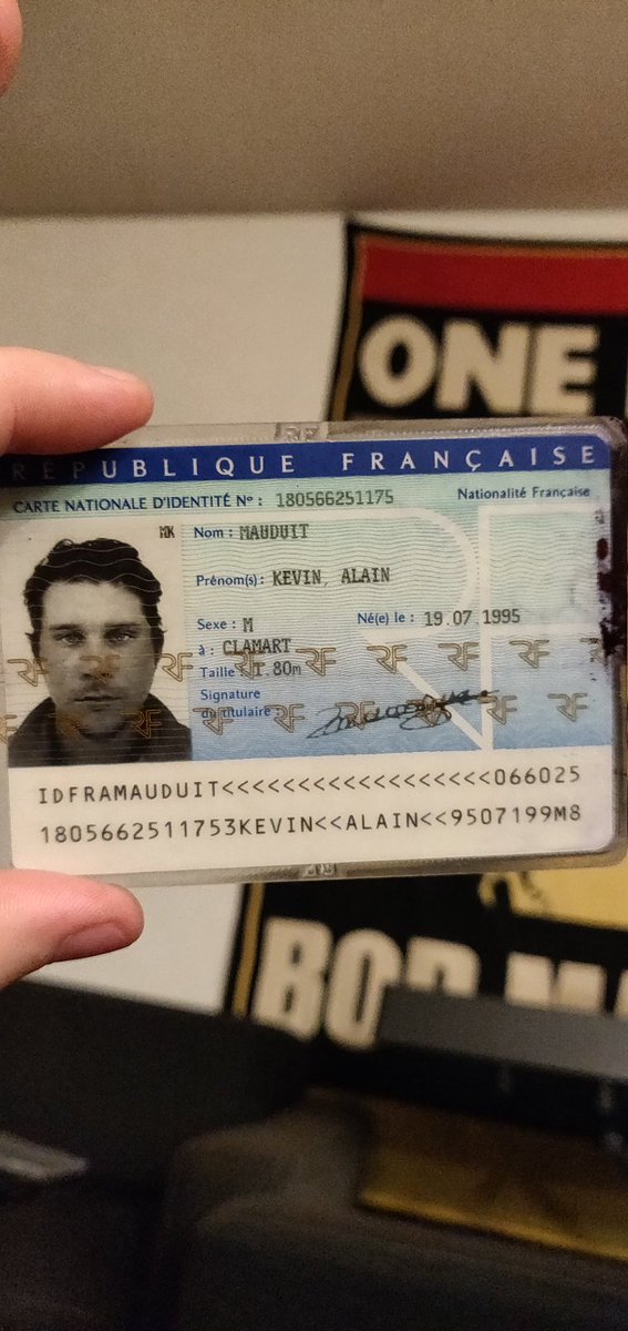 h_frch's tweet photo. @Prefet94 @valdemarne_94 @LeParisien_94 j'ai trouvé la CIN d'un certain Kevin Mauduit sur un arrêt de bus 125 a Gentilly merci de le rediriger vers moi s'il vous sollicite https://t.co/wIWvekCkj5