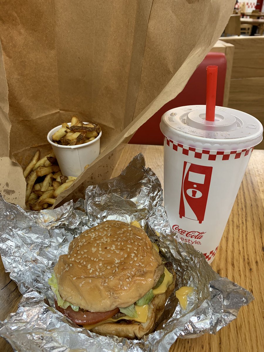 NicoTrunck's tweet photo. Je vais bien me régaler ! 😋😋🍔🍟 @FiveGuysFrance #FiveGuy https://t.co/yJKu9aTz3W
