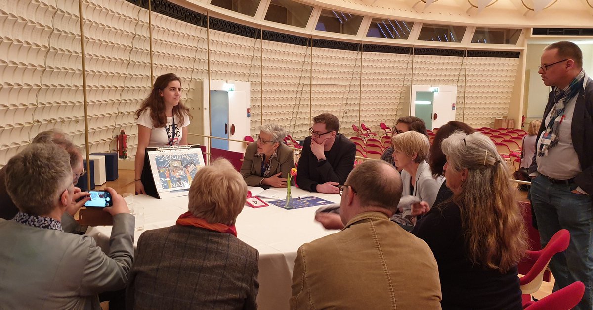 youngcaritasD's tweet photo. "Eine Digital Native packt aus!" - #youngcaritas-FSJlerin Eva Bickar berichtet in einer #Tablesession von ihrer Mediennutzung. Eine von 40 Sessions beim #caritaskongress, davon 6 von youngcaritas ๐ https://t.co/8d28pwFQnz