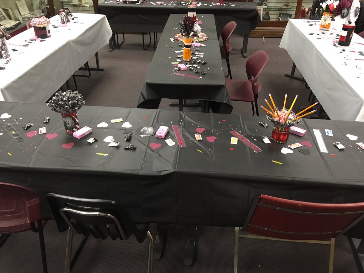 PeoriaHighPPTO's tweet photo. How awesome was the decorations today! I hope all of the teachers and staff enjoyed the potato bar and desserts. We appreciate all you do for our children! https://t.co/ol3OvGNdob