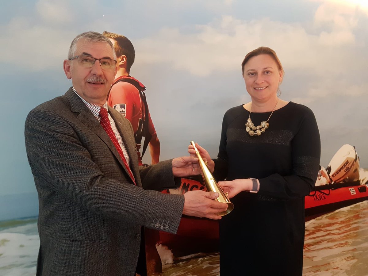 Deze avond gaf ere-voorzitter Johnny Devey de toeter door aan kersvers voorzitter Daphné Dumery !