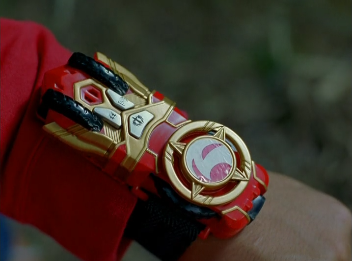 Skyla passes on the power of the Lightning Morpher #PowerRangersRewatch.