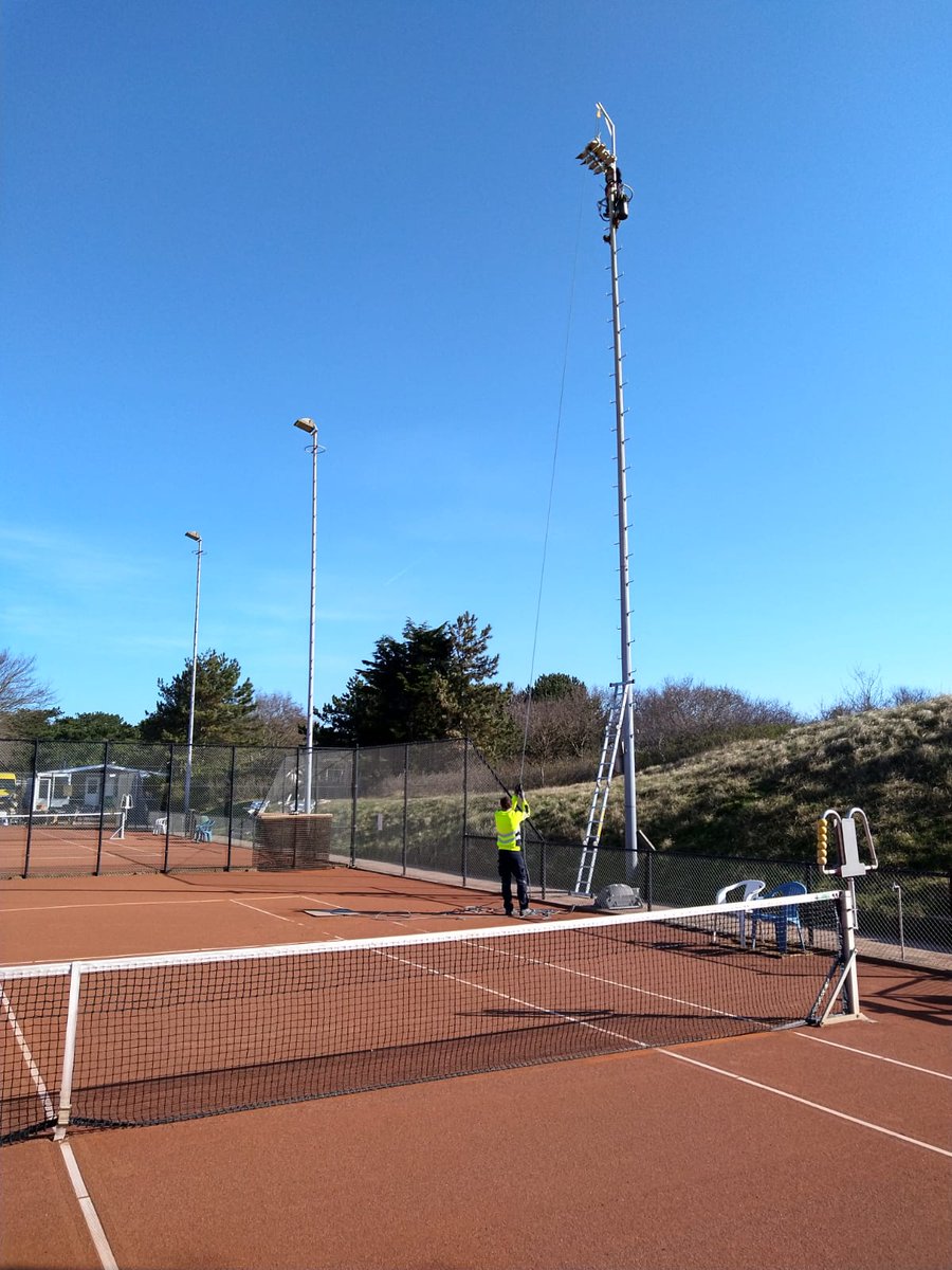 SportStroomNL's tweet image. Bij #tennisvereniging #Petten installeren we deze week #LED baan verlichting. Vandaag onder een prachtig zonnetje !