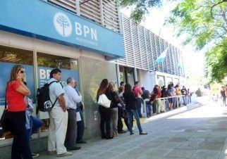 LVS_RTN's tweet photo. EL CORREO ARGENTINO DEBERÁ PAGAR UNA MULTA DE $50 MIL POR INCUMPLIR LA LEY “ANTI-COLA”. Tras denuncia de varios vecinos, la dirección de Protección al Consumidor de Neuquén labró una infracción económica al #CorreoArgentino. Laura Vargas contesta consultas x @rtn_neuquen https://t.co/zhKG6FIyJ5
