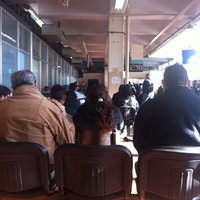 LVS_RTN's tweet photo. EL CORREO ARGENTINO DEBERÁ PAGAR UNA MULTA DE $50 MIL POR INCUMPLIR LA LEY “ANTI-COLA”. Tras denuncia de varios vecinos, la dirección de Protección al Consumidor de Neuquén labró una infracción económica al #CorreoArgentino. Laura Vargas contesta consultas x @rtn_neuquen https://t.co/zhKG6FIyJ5