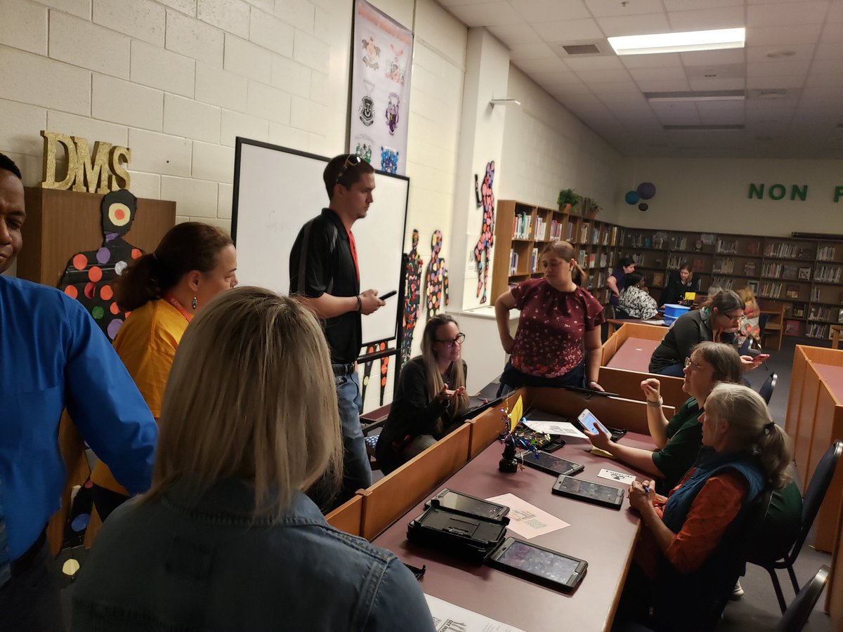 Cahillmomof6's tweet photo. Love the ideas and collaboration from our teachers on how to improve our houses and school spirit! What a fabulous passionate group of educators! #ERPLDMSSTYLE #CHARGERPRIDE #DMSISWHEREITSAT #OurTeachersRock https://t.co/aGuXYfbEf5