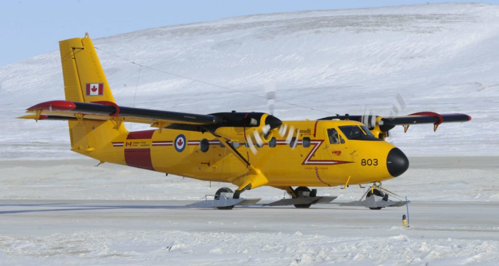 scramble_nl's tweet photo. Damaged Royal Canadian Air Force Twin Otter airlifted back to Inuvik airport (NT). Read and see more at https://t.co/Q68SfBeNA4 (photo Skies Magazine)
#Avgeek #RCAF #CC138 #TwinOtter #440sq #17Wing https://t.co/gtncuvKLc2