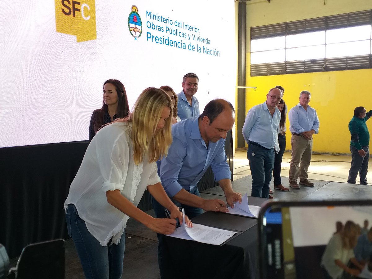 carlospereiraSF's tweet photo. #PlanNorte Acompañamos a @josecorralSF en este gran proyecto que beneficia a
21.000 vecinos de Yapeyú, Loyola Norte, La Ranita, Villa Teresa, San Agustín, Ceferino Namuncurá y Santa Marta. Gracias al trabajo con #Nación vamos a contar con un presupuesto de más de $ 200 millones. https://t.co/iUdqyAUAcx