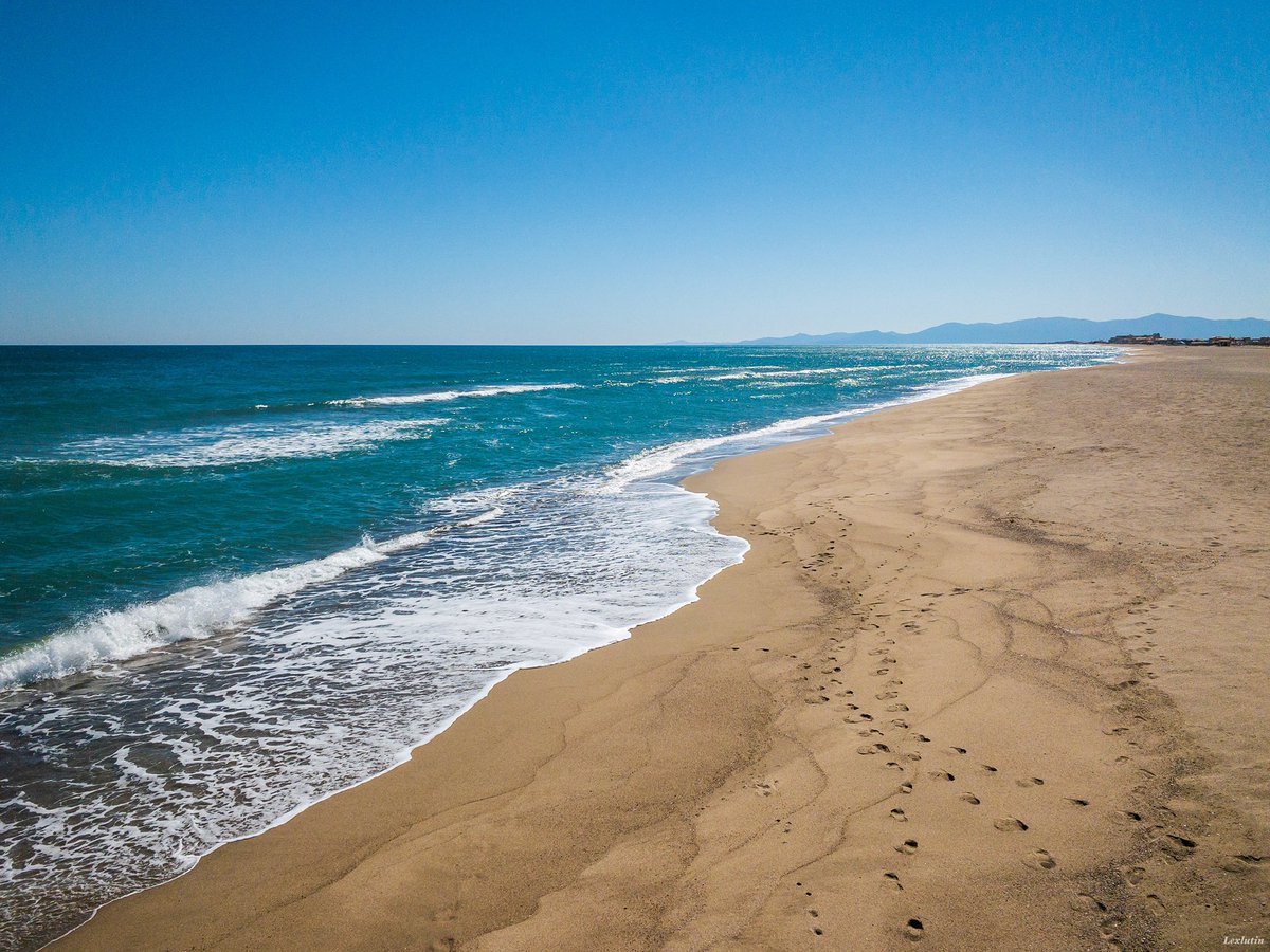 Lexlutin66's tweet photo. Prendre de la hauteur depuis le ponton de Port Leucate pour apercevoir cette plage magnifique...
#beach #mediterranean #sand #waves #sea #landscape #color #tourism #holidays #spring #shotoniphone #shotwithhalide #smartraw #lightroommobile #portleucate #aude #occitanie https://t.co/om25U1GTtF