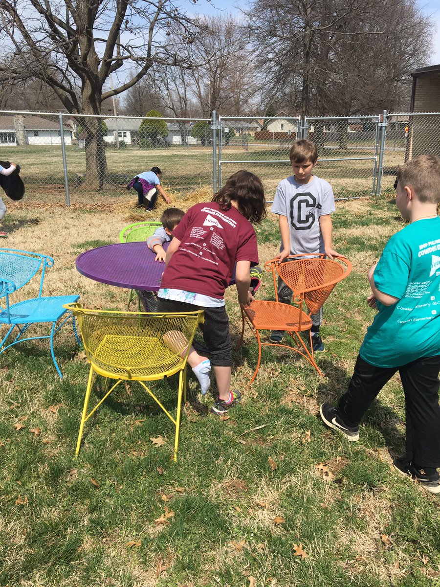 CowdenSPS_3rd's tweet photo. Awesome leadership today by our Courtyard/Garden Team. Getting it ready to GROW! @CowdenSPS_3rd @CowdenSPS https://t.co/MmhypjfJEH