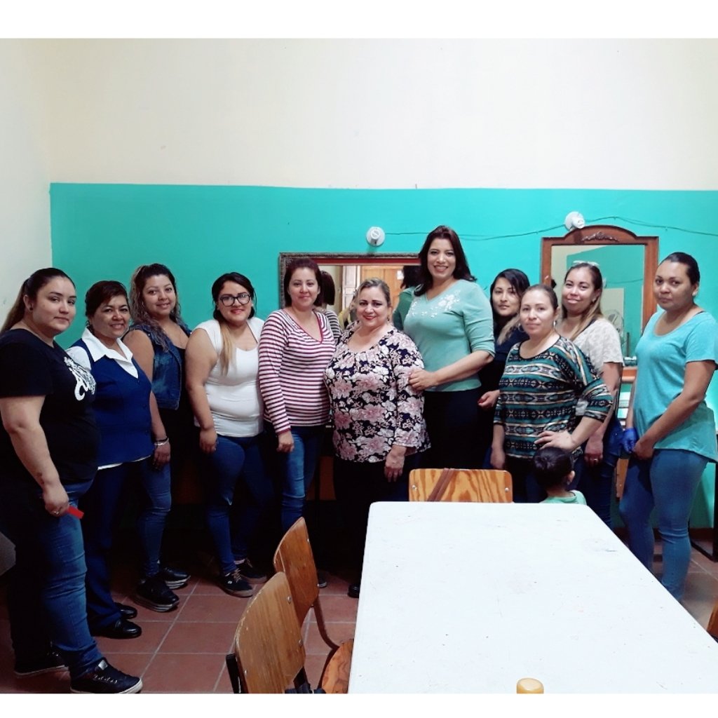 MISABELMACIAS's tweet photo. Buenas tardes, hoy firmé convenio para último módulo de Decoracion de uñas 💅 con CECATI 88, agradezco a su director Sergio Flores y a la ING. Minerva por las facilidades para impartir estos cursos de gran utilidad para nuestros agremiados.
#UnidadyTrabajo 
#CTM https://t.co/MMIrdKGnwk